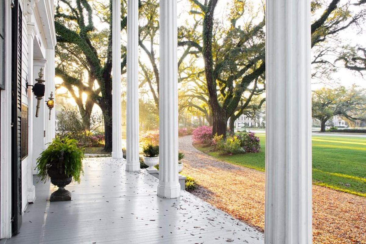 bílá veranda s výhledem na dvůr