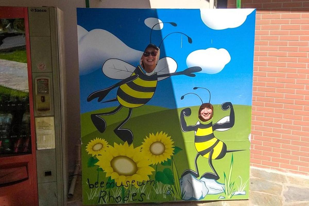 cedule na boku budovy se včelami