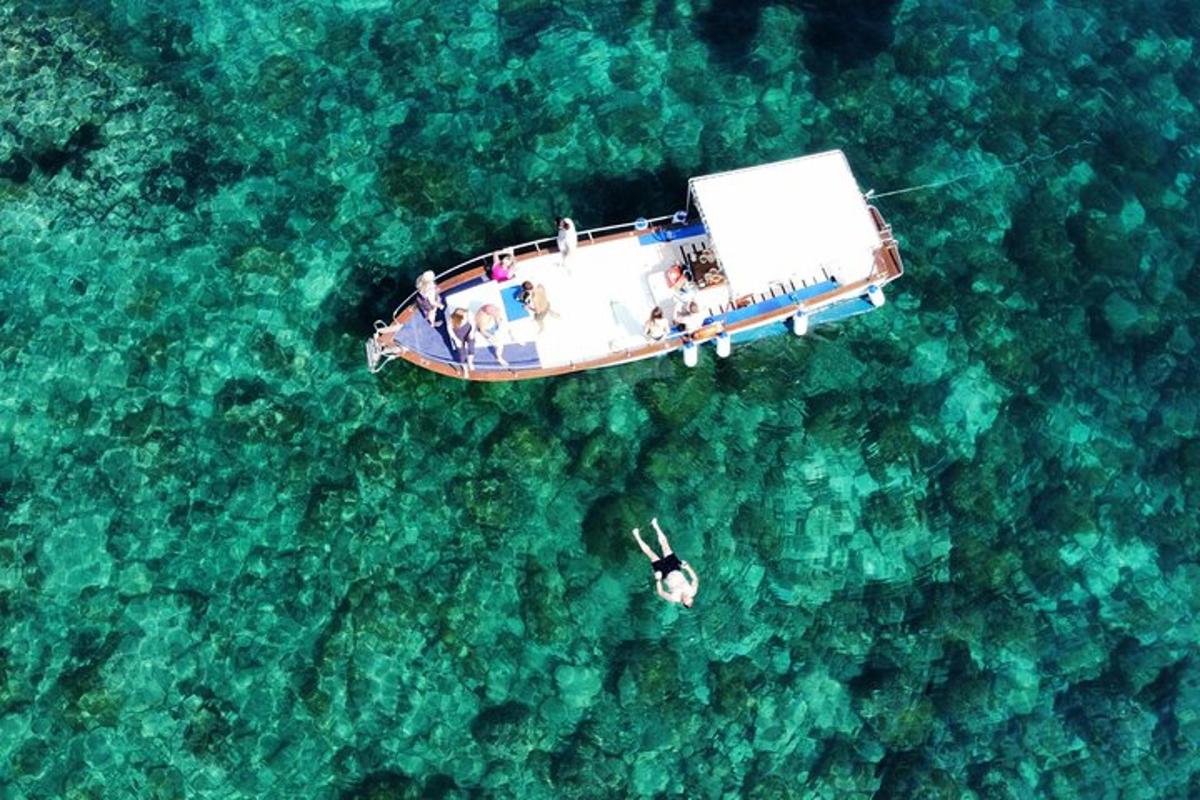 una vista aérea de un barco en el agua