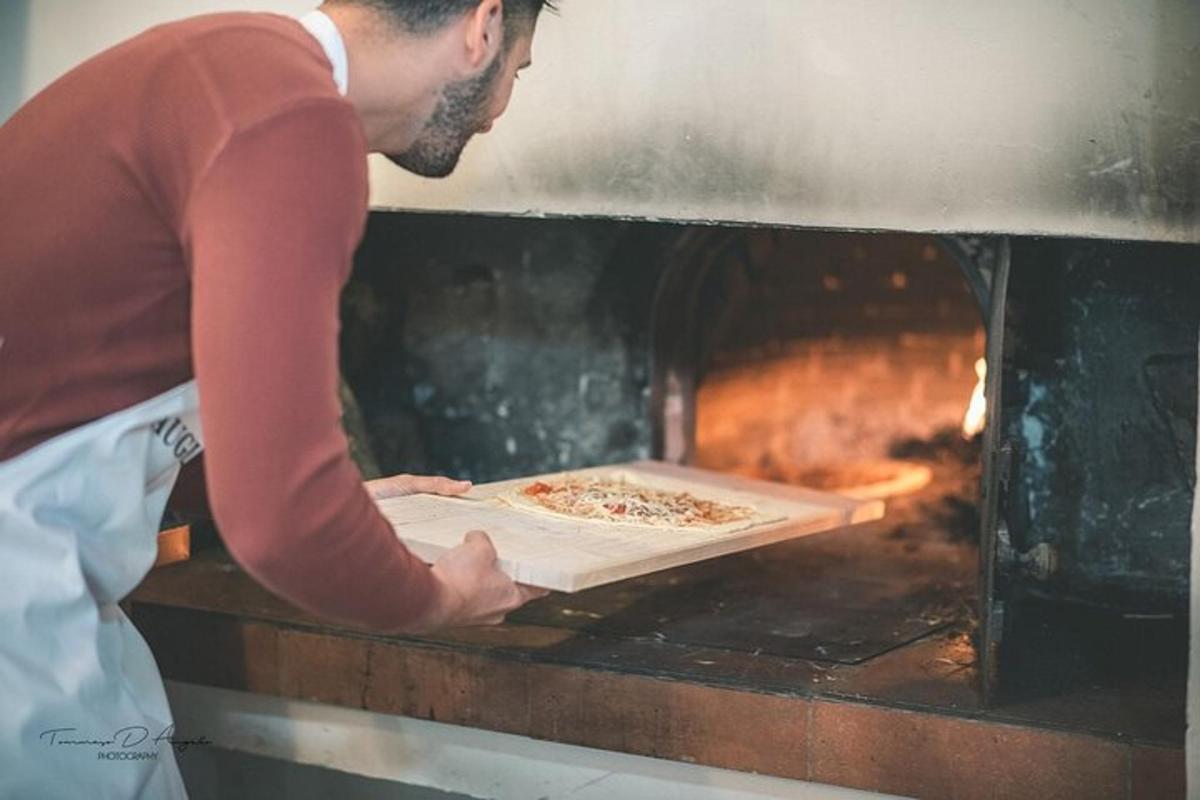 seorang lelaki membakar pizza dalam ketuhar