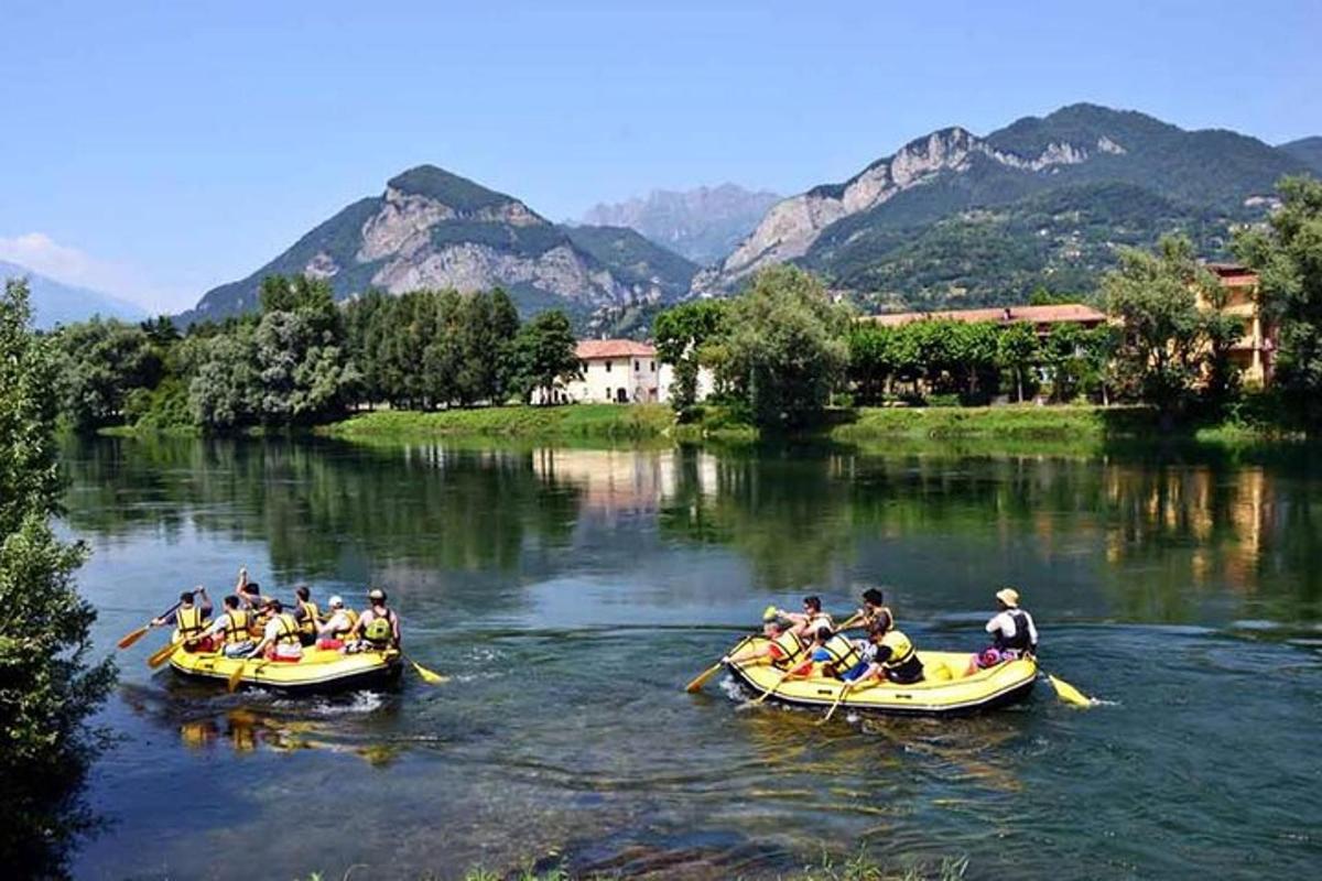 eine Gruppe von Menschen in Booten auf einem Fluss
