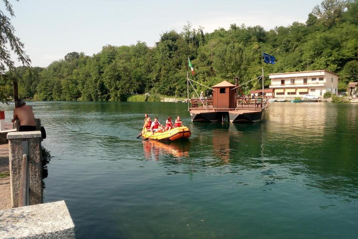 eine Gruppe von Menschen auf einem Floß im Wasser