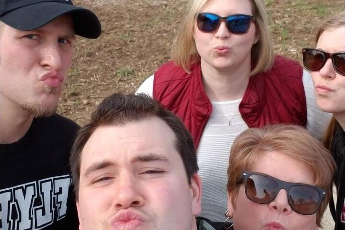 un grupo de personas posando para una foto