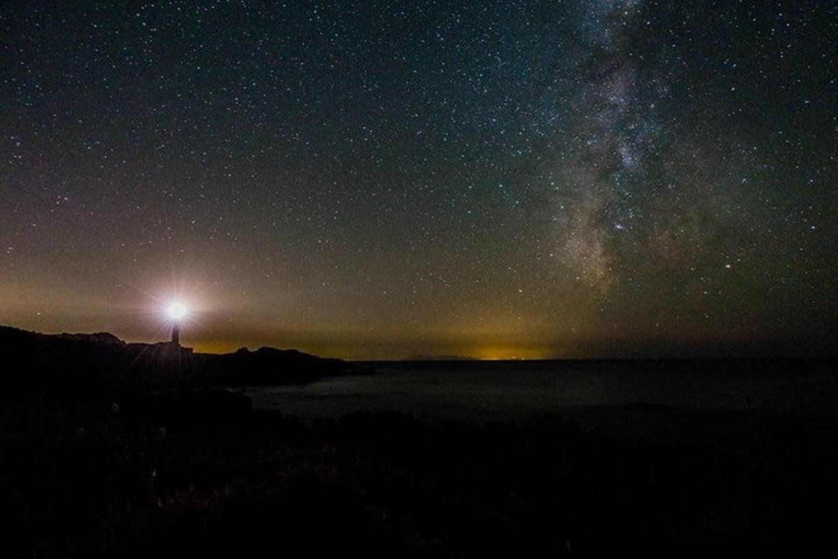 uma noite estrelada com a via láctea sobre o oceano