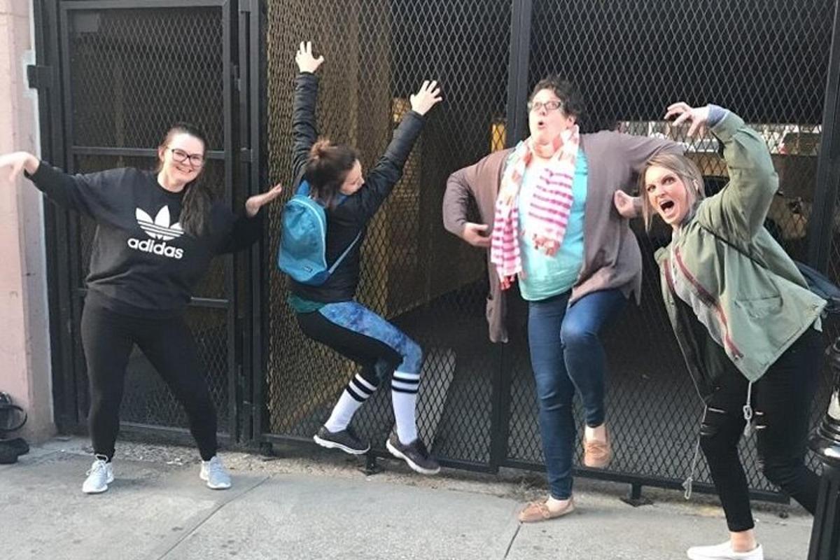 un grupo de personas saltando contra una valla