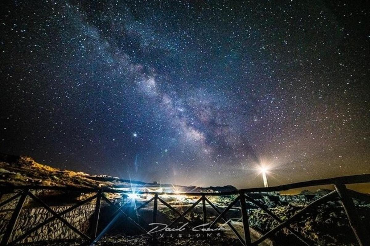 una nit estrellada amb la Via Làctia al cel