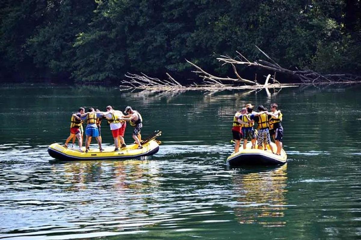 een groep mensen op vlotten in een rivier