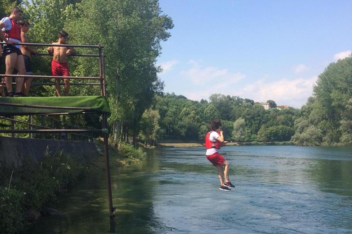 egy férfi a folyóba ugrik a vízben