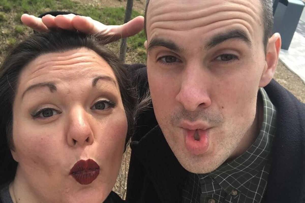 Un hombre y una mujer sacando la lengua