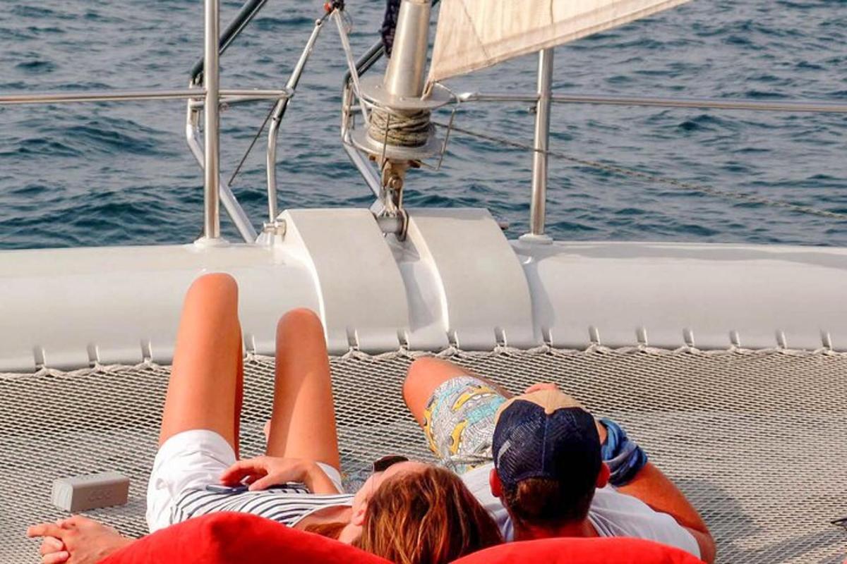 een groep mensen die op de achterkant van een boot liggen