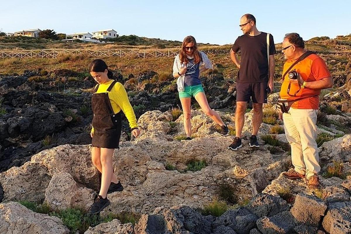 un gruppo di persone in piedi su alcune rocce