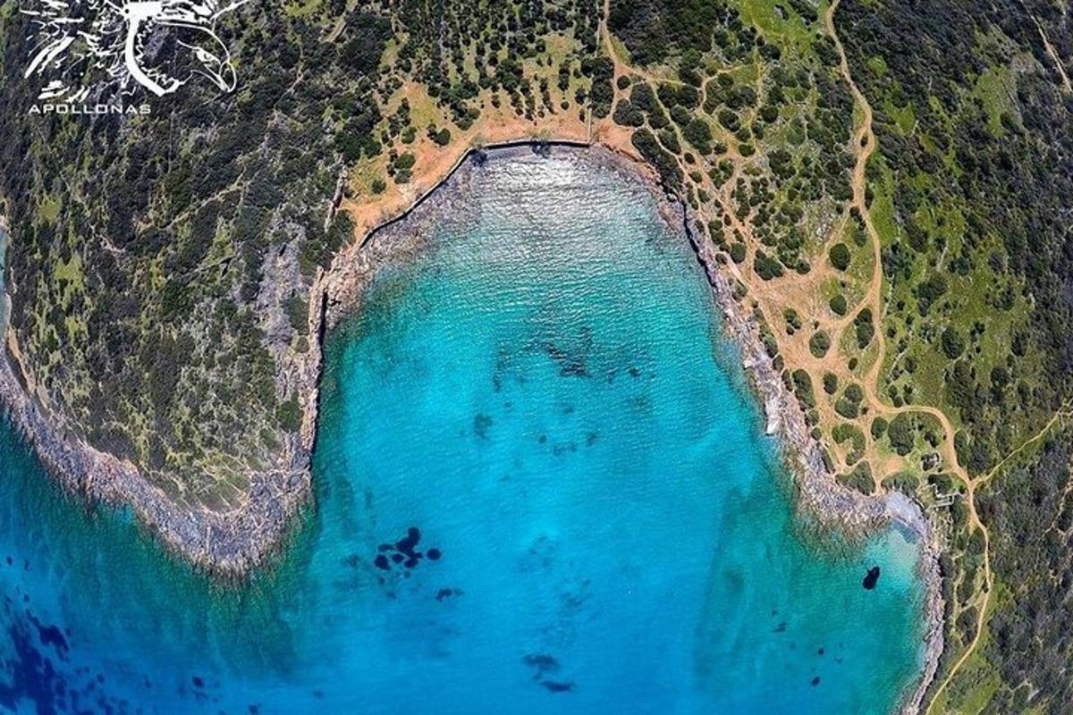 egy légi felvétel egy kék vizű strandról
