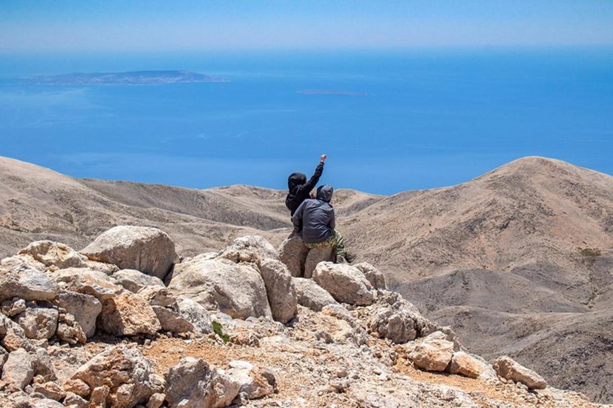 due persone in piedi sulla cima di una montagna rocciosa