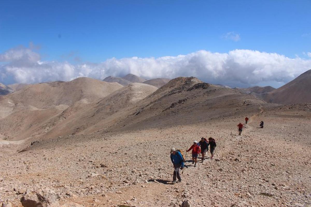un gruppo di persone che camminano su una montagna