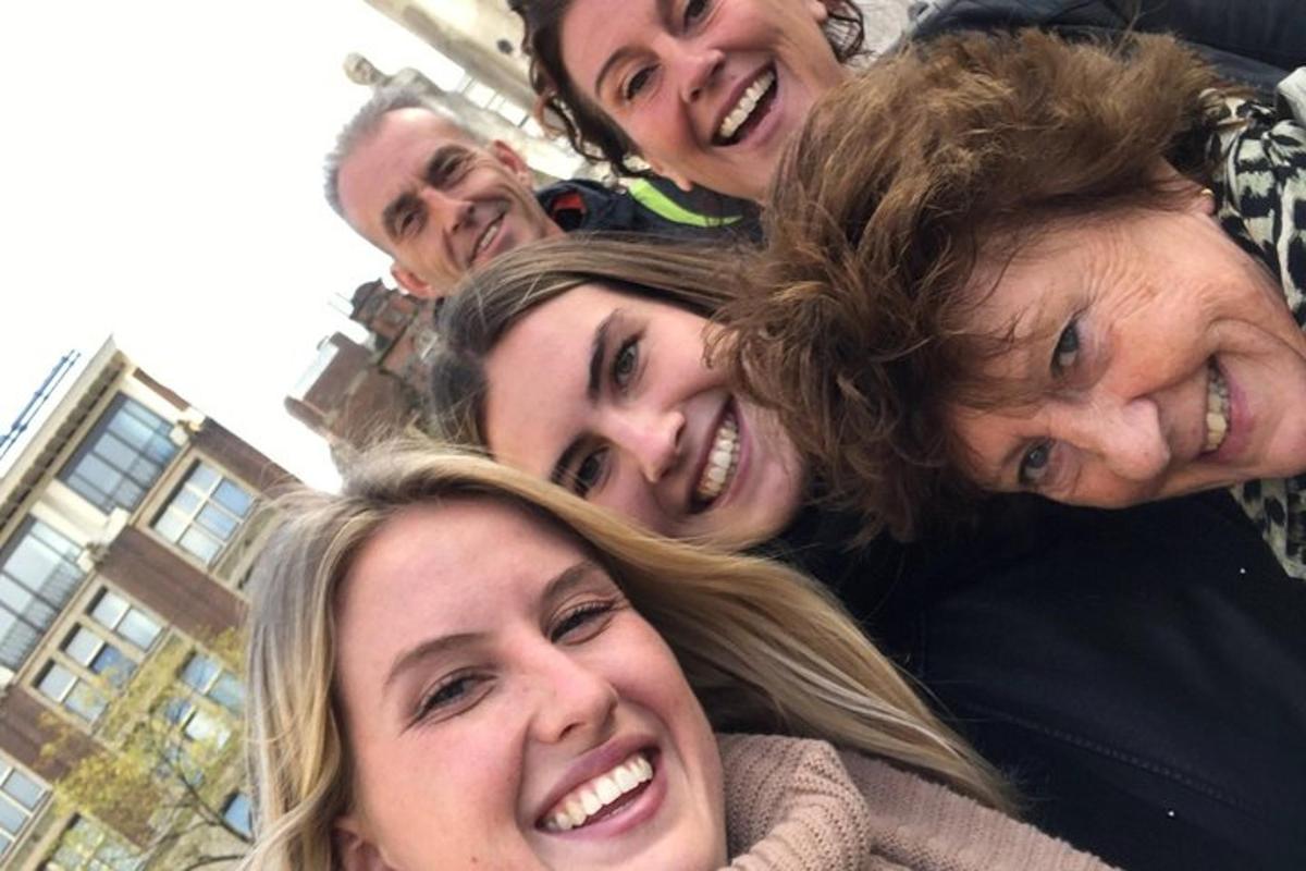 Un grupo de personas posa para una fotografía.