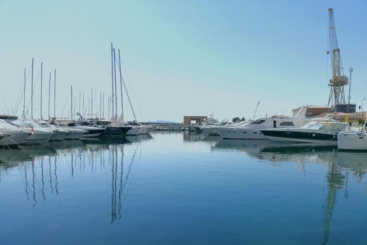 een groep boten aangemeerd in een jachthaven