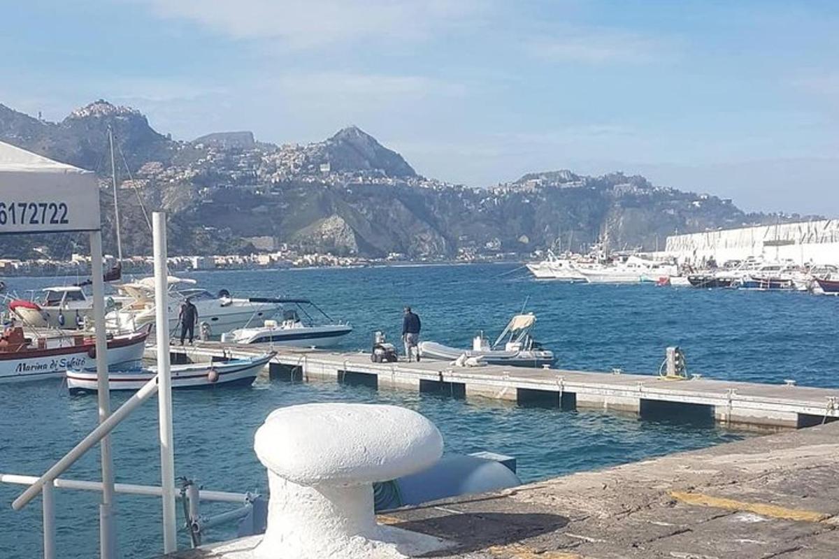 bangku putih duduk di dermaga dengan perahu di air