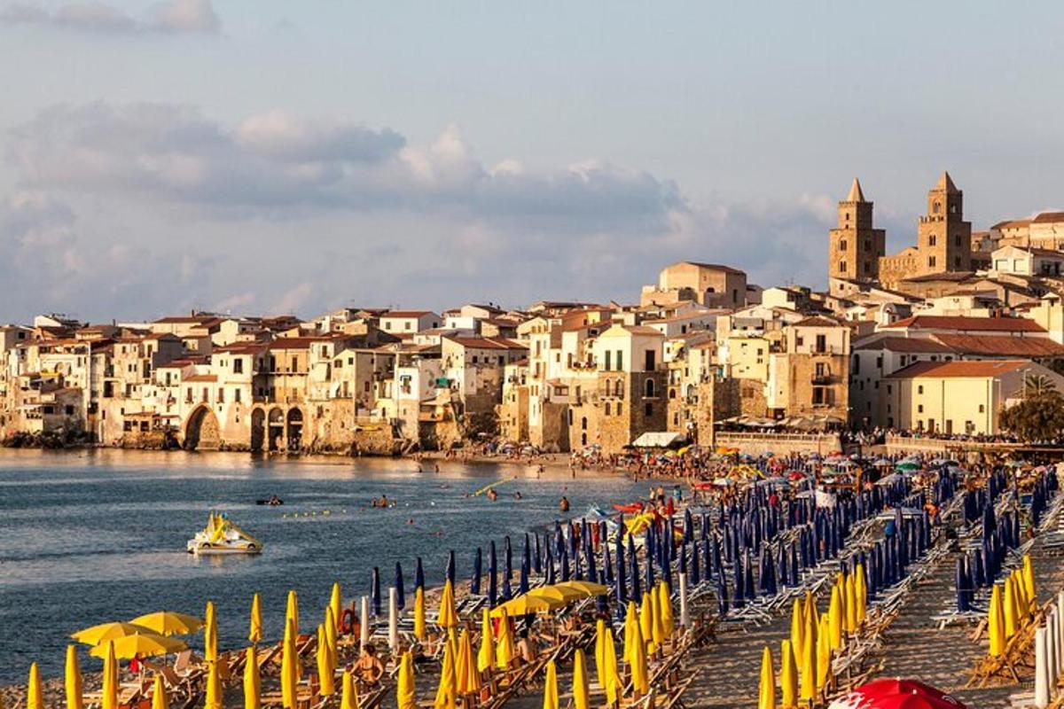 plaža s senčniki in ljudmi v vodi