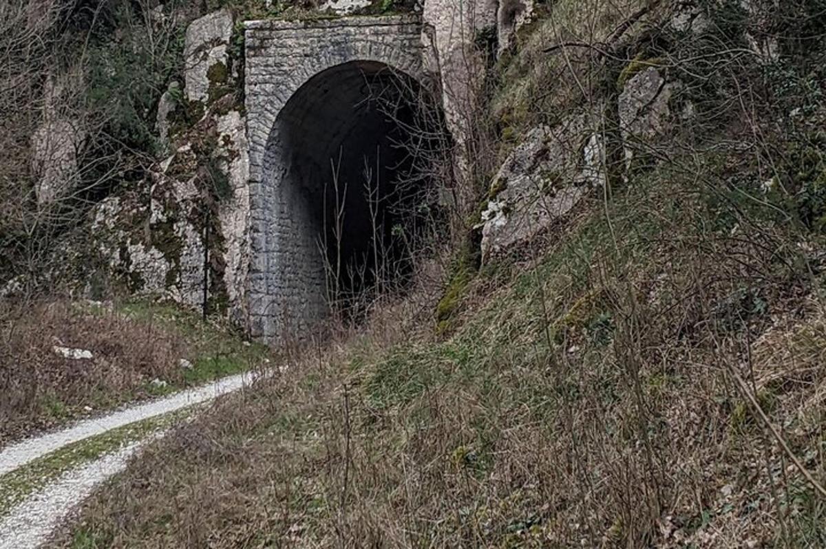 un tunel în panta unui deal cu un drum