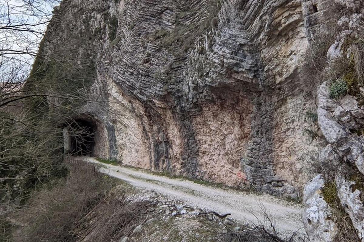un mur de pedra amb un túnel a la muntanya