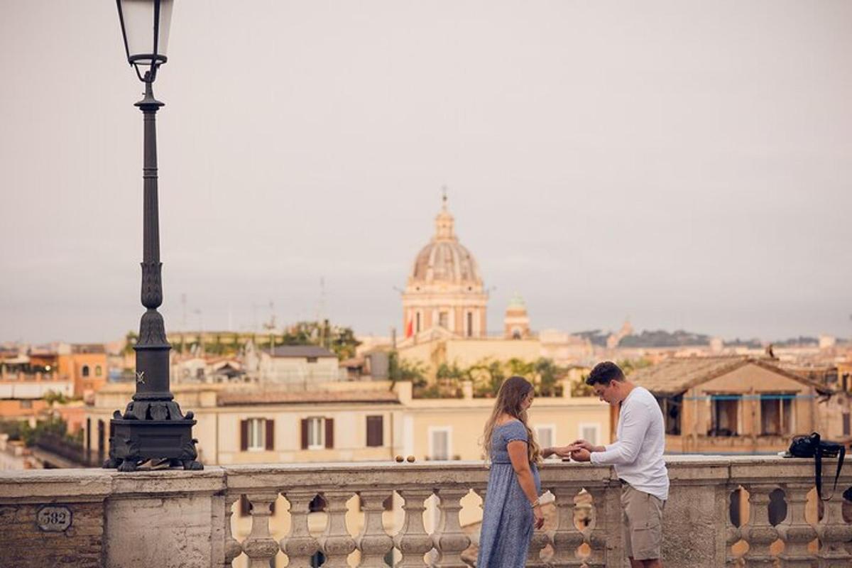 un uomo e una donna in piedi su un ponte
