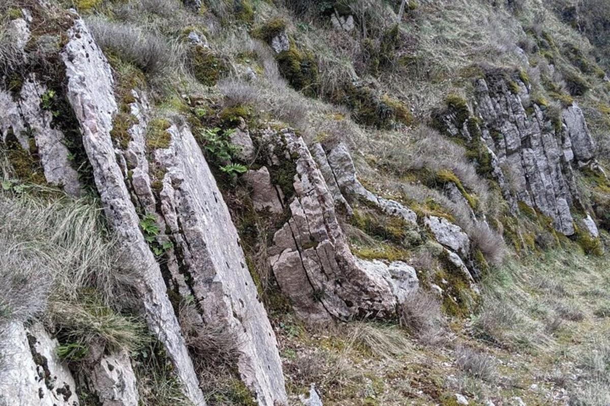 un munt de roques en un turó amb herba