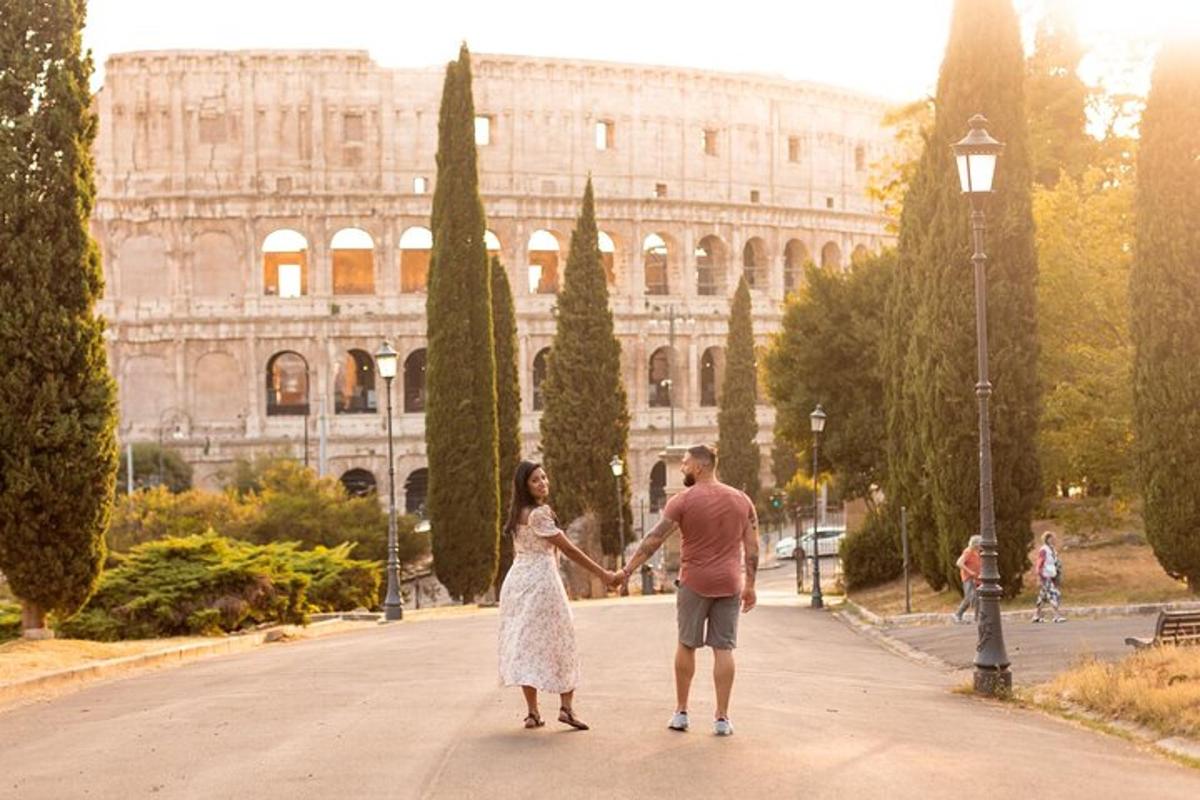 un uomo e una donna che si tengono per mano davanti a un edificio