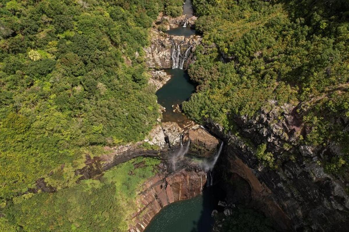 una vista aerea di un canyon con due cascate