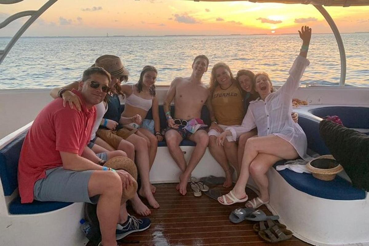 un groupe de personnes assises à l'arrière d'un bateau