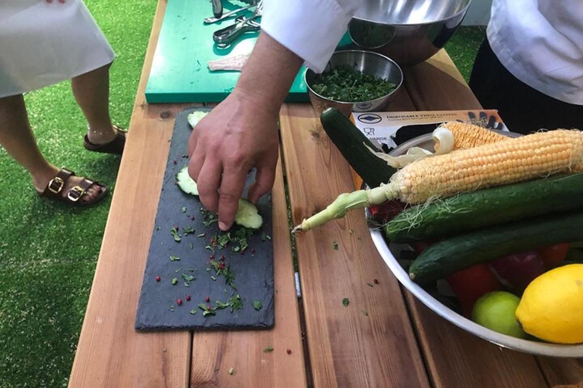 seseorang memotong sayur-sayuran di atas papan pemotong