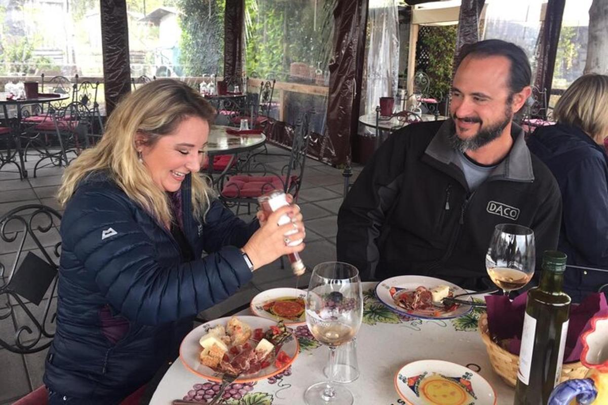 un homme et une femme assis à une table en train de manger