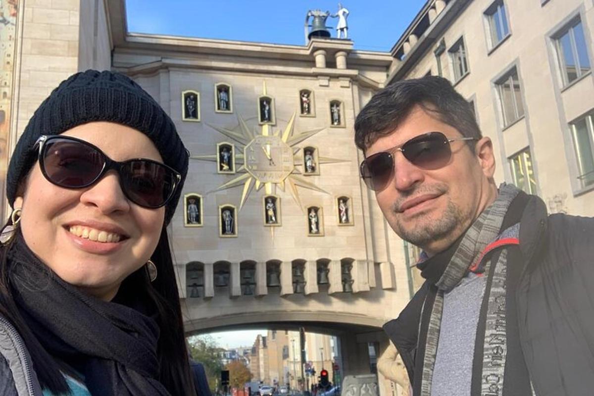 un uomo e una donna in piedi davanti a un edificio