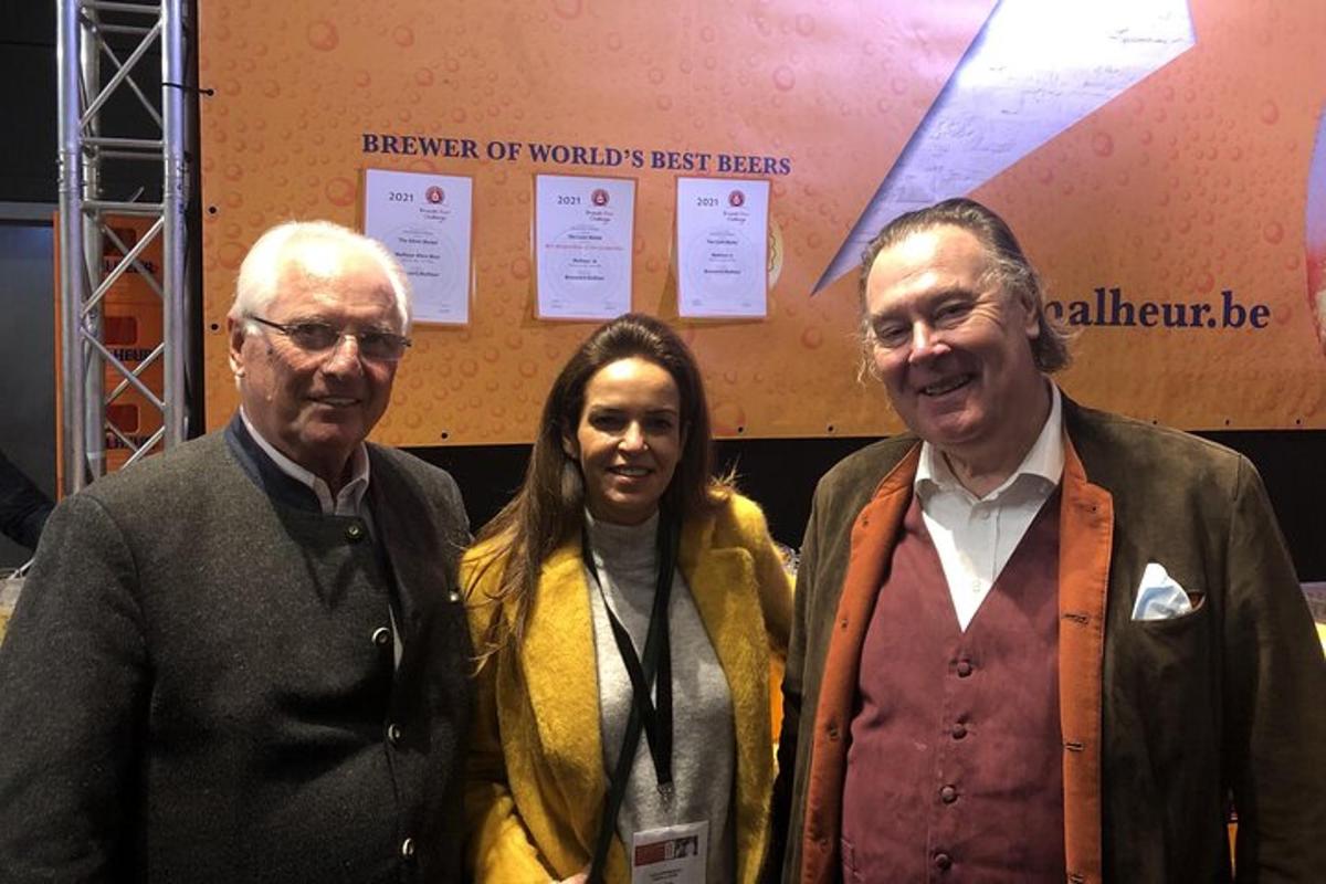 due uomini e una donna posano per una foto