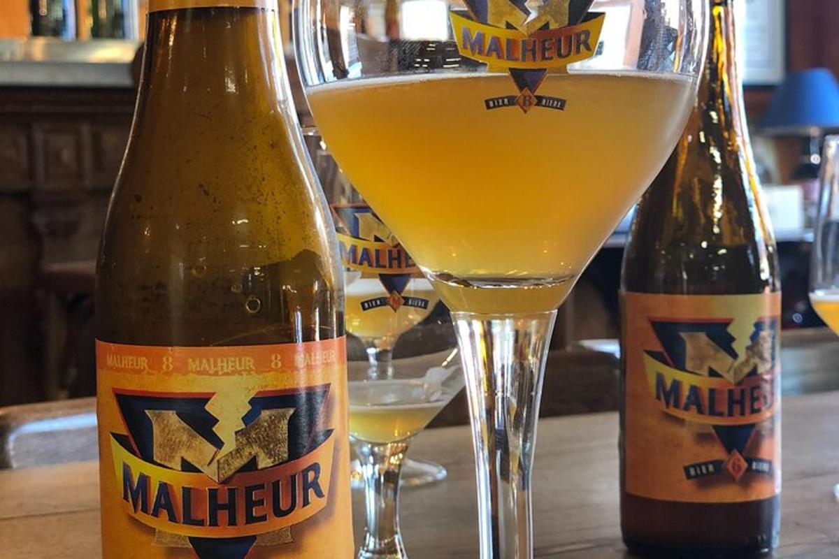 due bottiglie di birra su un tavolo con due bicchieri