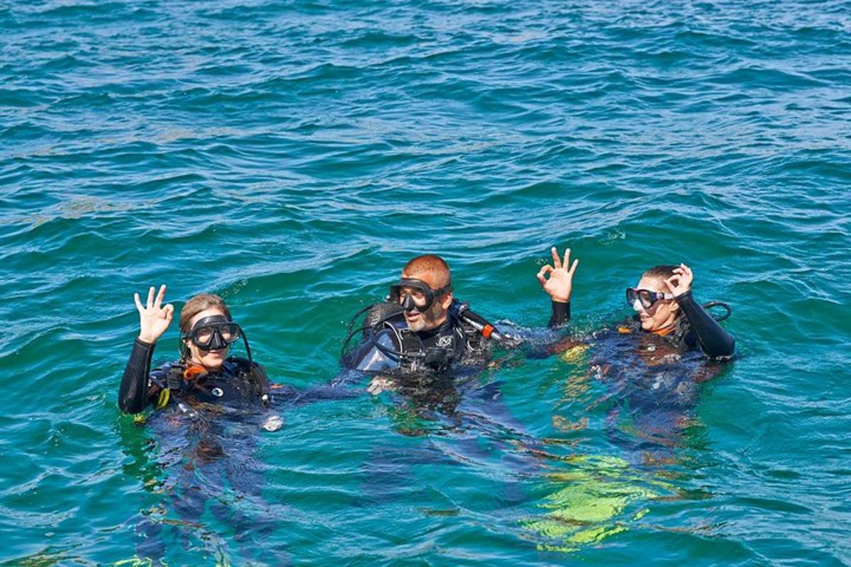 eine Gruppe von drei Personen im Wasser