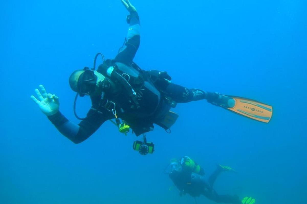 un sub in acqua blu con una macchina fotografica