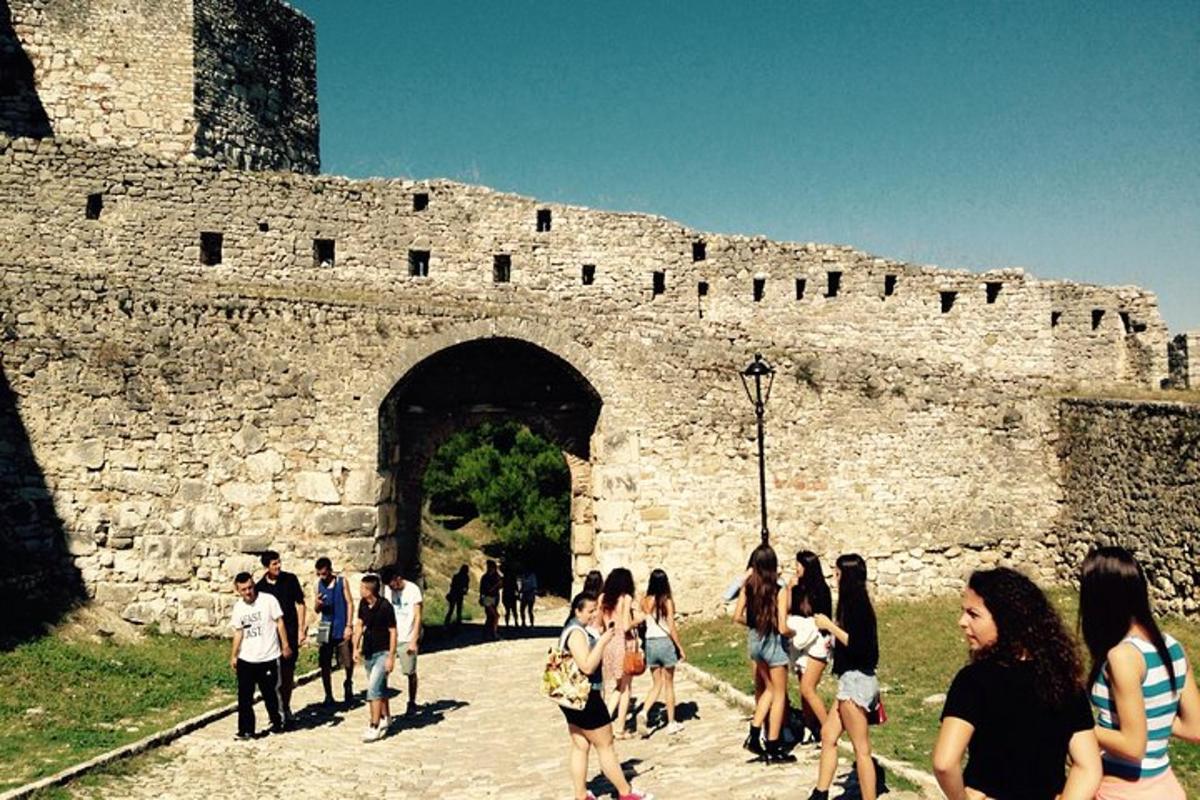 un grup de oameni care merg prin fața unui castel