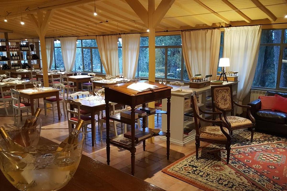 restoran, kus ruumis on lauad ja toolid