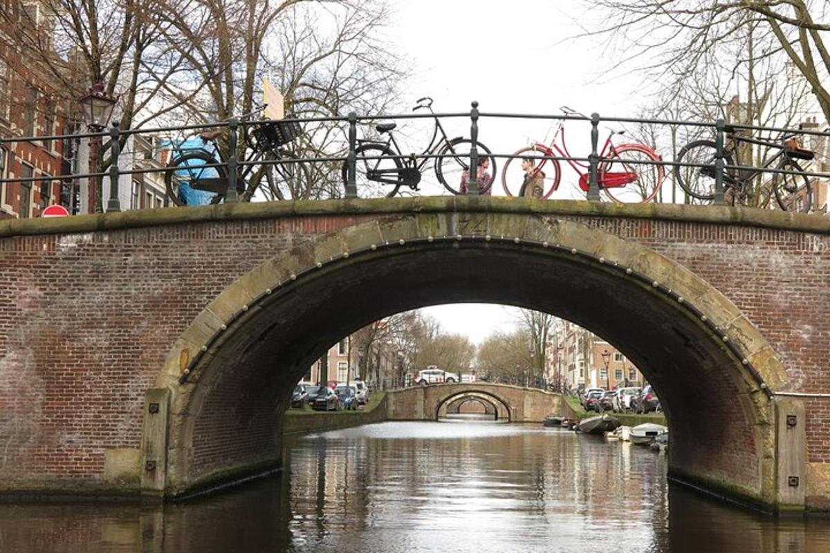un ponte di mattoni sopra un fiume con delle biciclette sopra