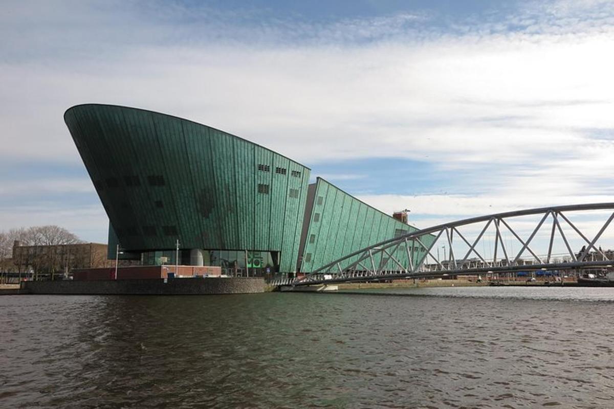 un ponte sopra uno specchio d'acqua con un edificio