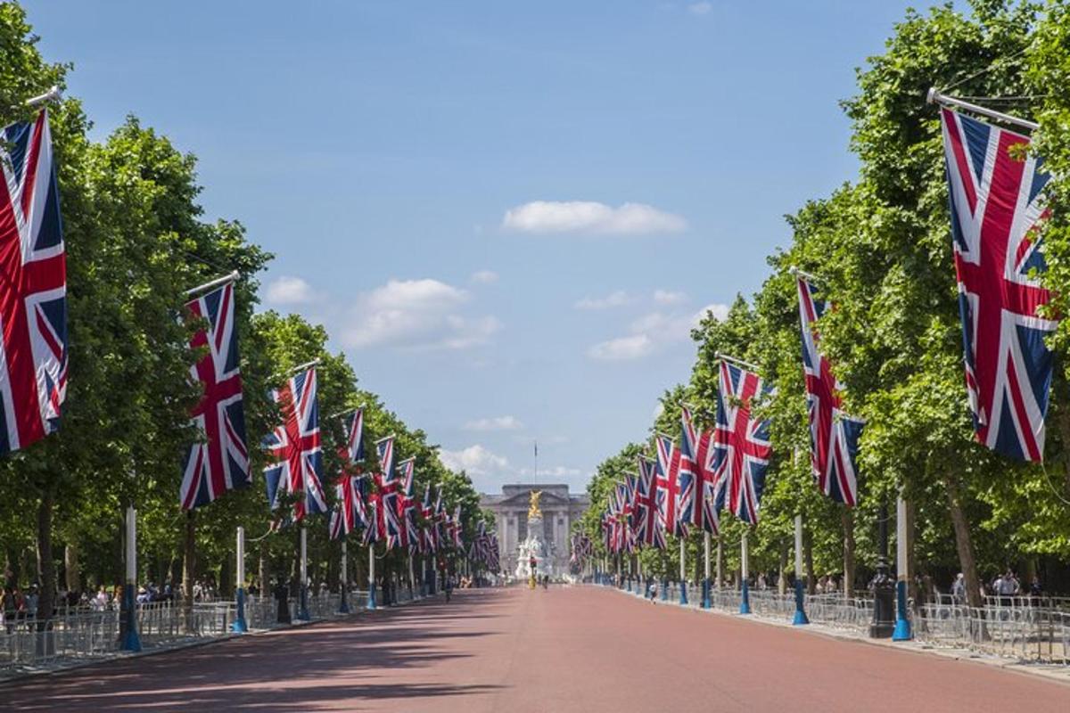 un drum mărginit de steaguri britanice în fața unei clădiri