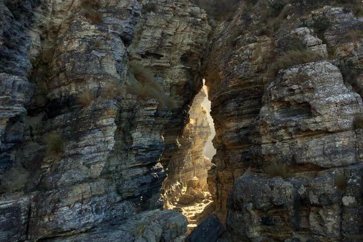 峡谷を通る道のある岩壁