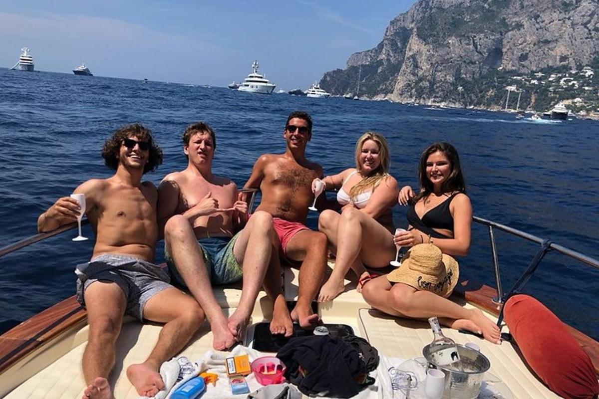 skupina ljudi, ki sedijo na čolnu v vodi