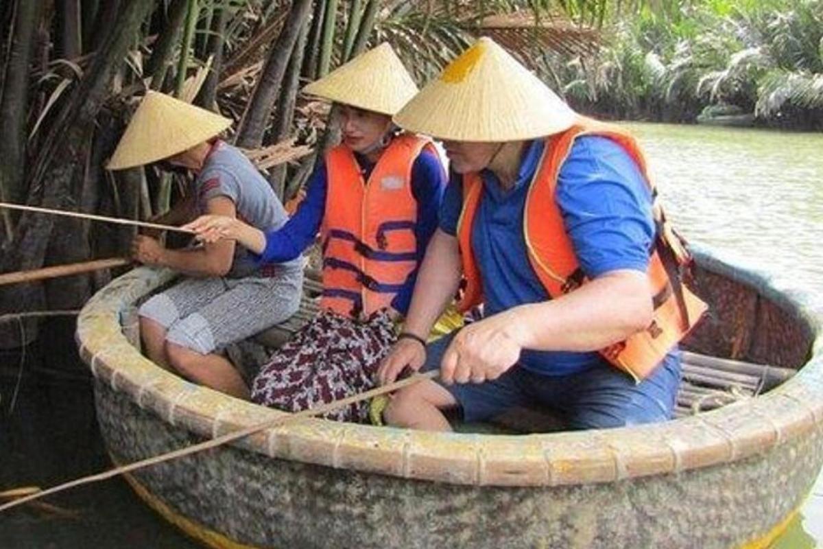 tiga orang memakai topi jerami duduk di dalam bot