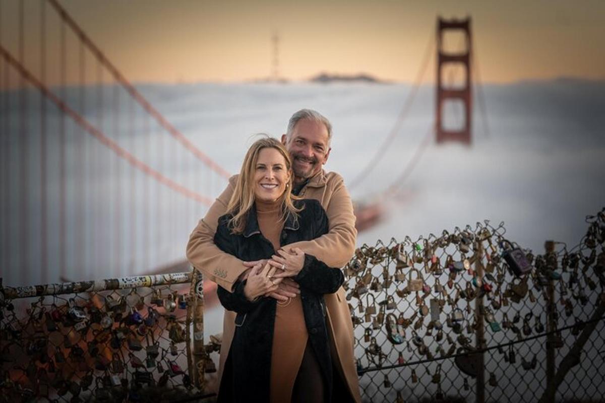 muž a žena stojící před mostem Golden Gate