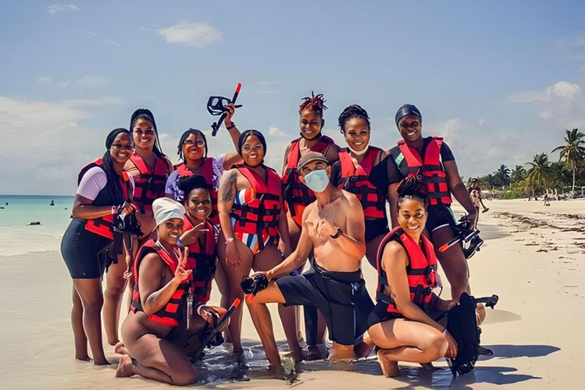 um grupo de pessoas posando para uma foto na praia
