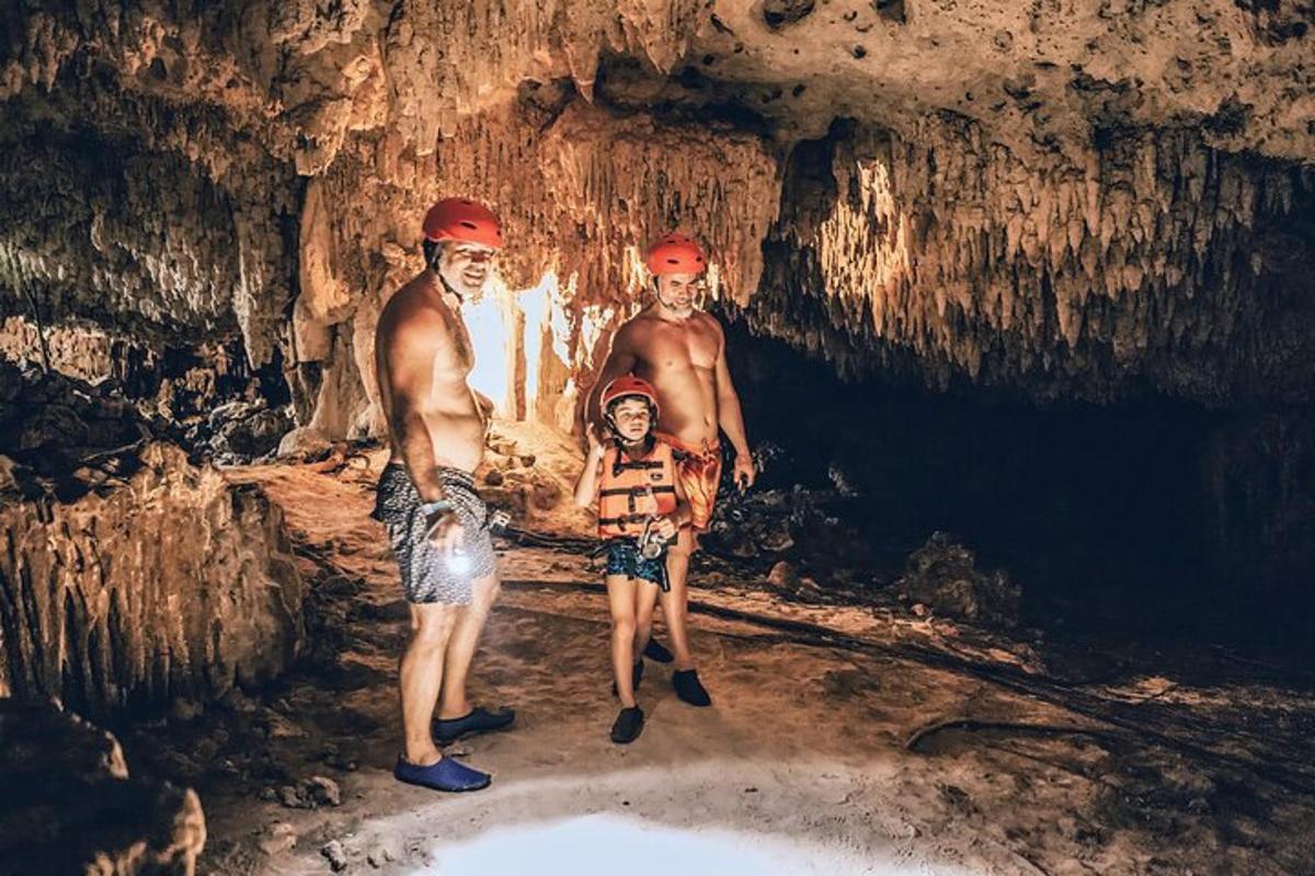 um grupo de três pessoas em pé em uma caverna