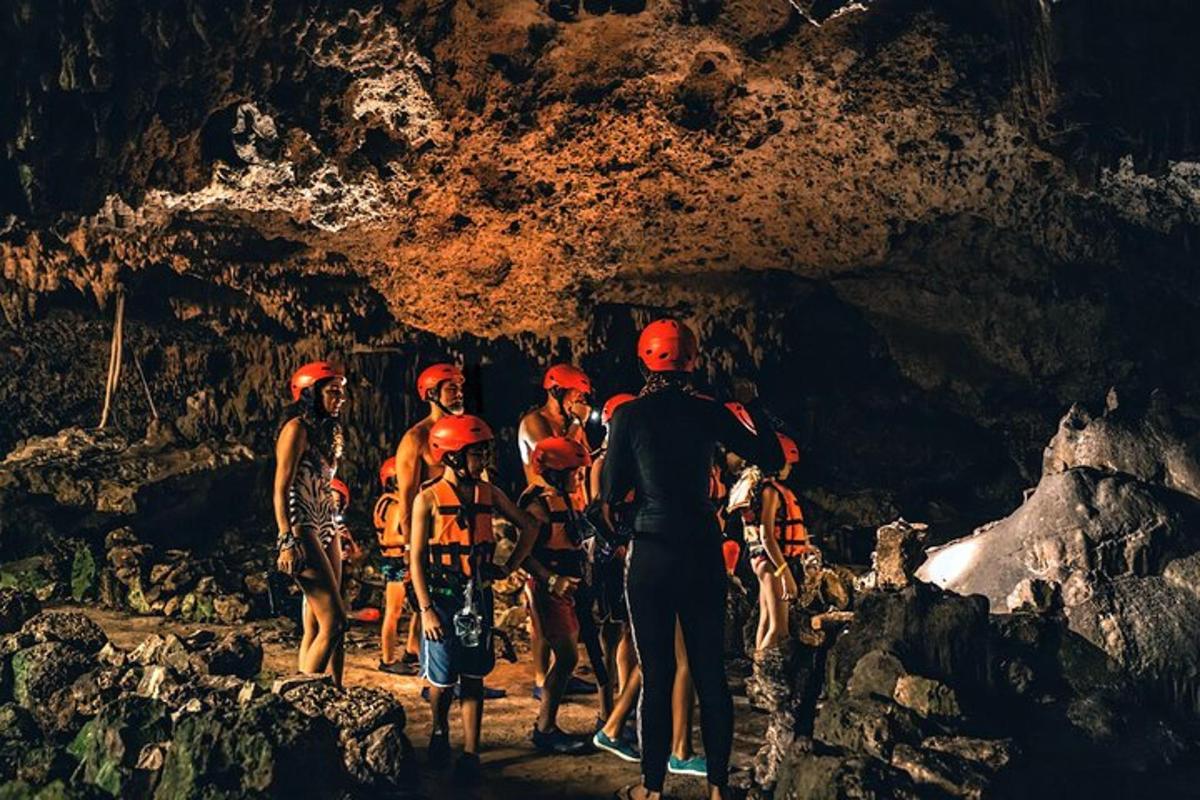 um grupo de pessoas em pé em uma caverna