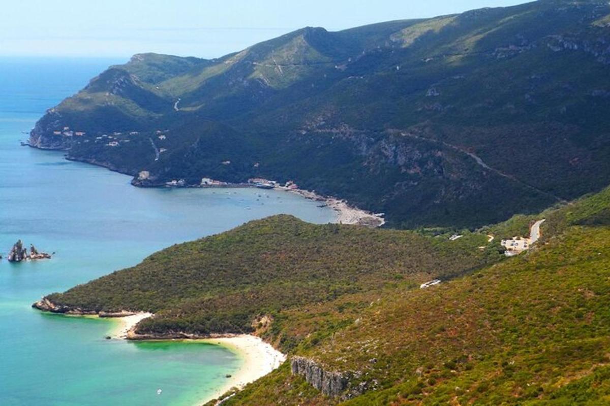 pemandangan udara pantai di atas gunung