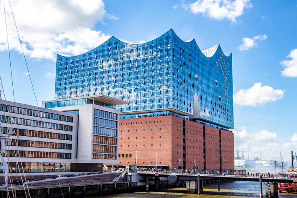 un grande edificio di vetro con un ponte di fronte